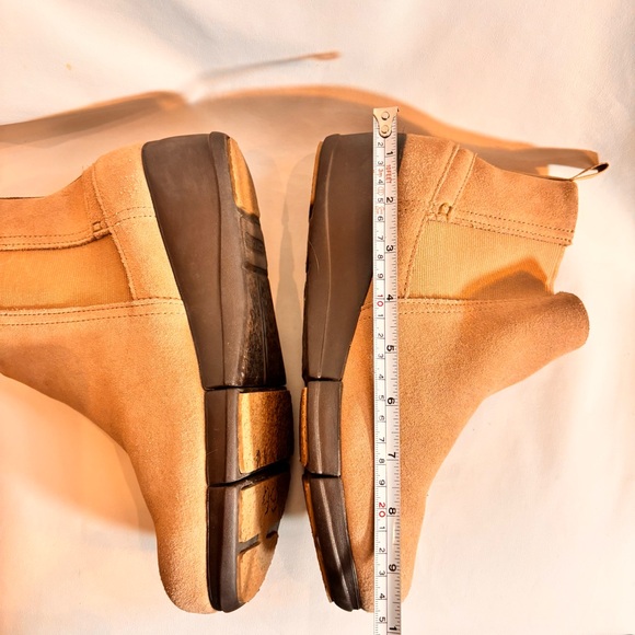 CROCS Sz 9 Tan Suede Ankle Chelsea Ankle Pull On Boots Low Wedge Soles - Picture 4 of 13